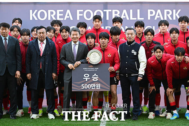 이날 FC서울 유스 18세 이하(U-18)에서 서울오산고가 U-18 전주영생고를 6-1로 격파하고 우승컵을 차지했다. 사진은 서울오산고 이서현(가운데)이 득점 후 기뻐하는 모습.