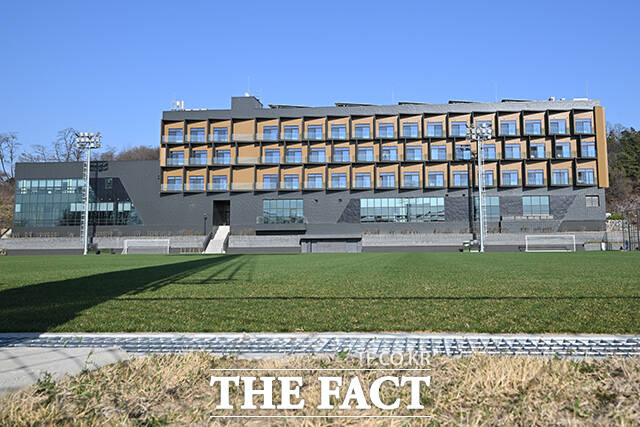 선수들이 묵을 숙소동과 바로 앞 국대 1구장.