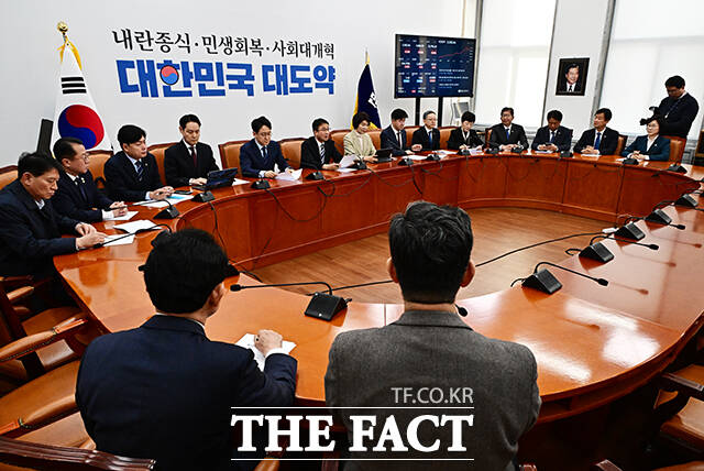 한병도 더불어민주당 원내대표(가운데)가 7일 오전 서울 여의도 국회에서 열린 원내대책회의에 참석해 모두발언을 하고 있다. /국회=배정한 기자