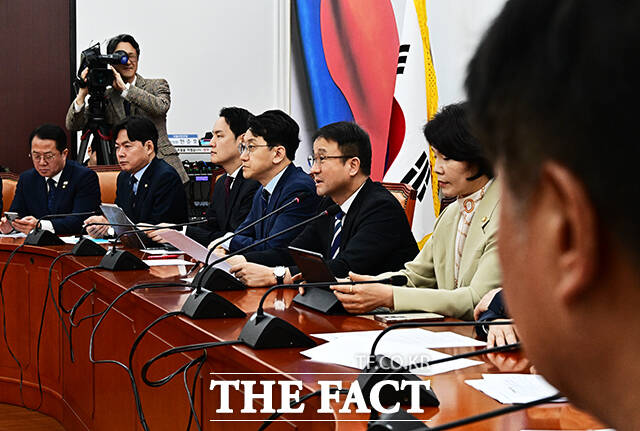 한병도 더불어민주당 원내대표(가운데)가 7일 오전 서울 여의도 국회에서 열린 원내대책회의에 참석해 모두발언을 하고 있다. /국회=배정한 기자