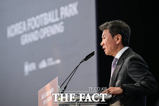 이날 개관식에 참석한 내빈들이 KFA 스타디움 앞에서 기념촬영 하는 모습. /천안=남윤호 기자