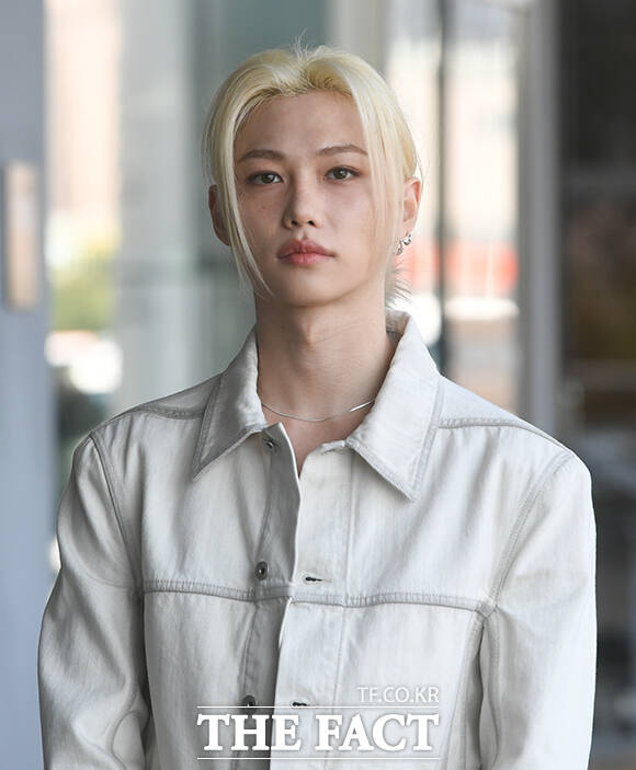 그룹 스트레이 키즈(Stray Kids)의 필릭스가 7일 오후 중국 베이징에서 열리는 '탬버린즈 베이징 타이쿠리 플래그십 스토어 & 선샤인 팝업 스토어' 행사 참석차 김포국제공항을 통해 출국하며 포즈를 취하고 있다. /김포국제공항=박상민 기자