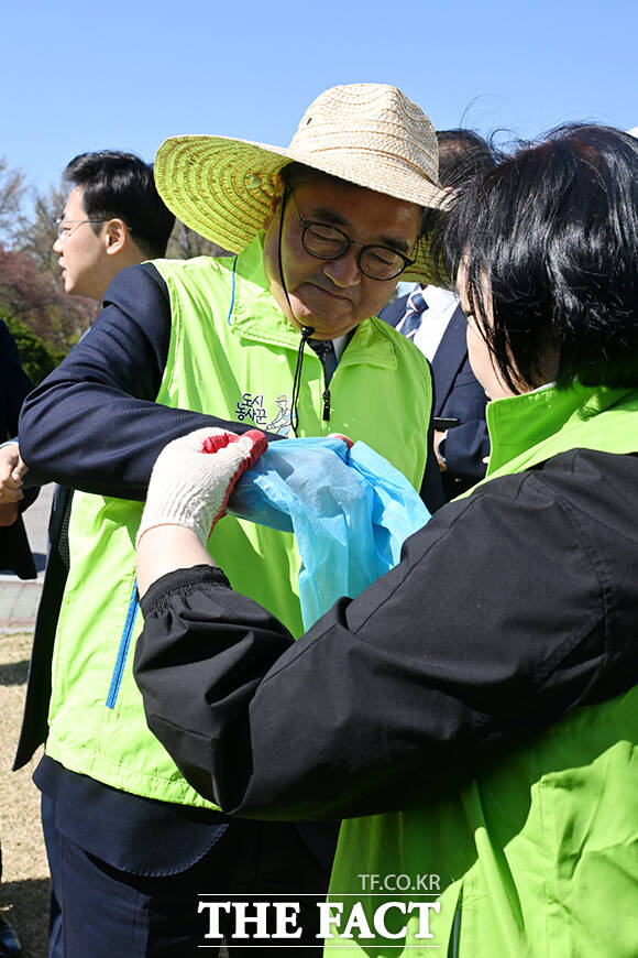 우원식 국회의장(가운데)을 비롯한 참석자들이 7일 오전 서울 여의도 국회 헌정회 앞 텃밭에서 열린 2026년 국회 생생텃밭 개장식에 참석해 기념 촬영을 하고 있다. /국회=서예원 기자