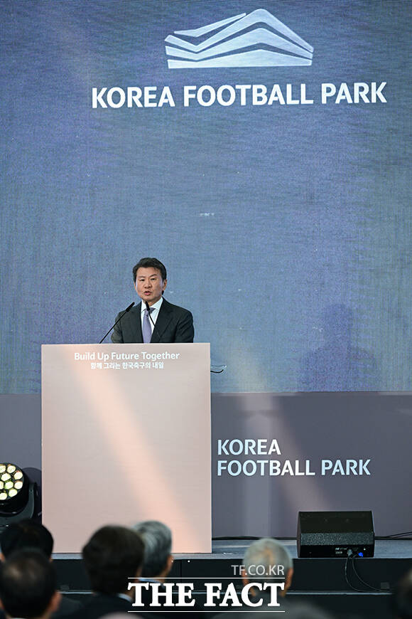 이날 개관식에 참석한 내빈들이 KFA 스타디움 앞에서 기념촬영 하는 모습. /천안=남윤호 기자