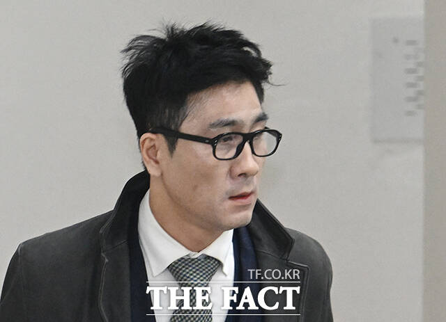 해병대원 순직사건과 관련해 국회 국정감사에서 허위 증언을 한 혐의를 받는 송호종 전 대통령경호처 직원(왼쪽)과 위증 교사·방조 혐의를 받는 전 이관형 국회사무처 직원이 7일 오후 서울 서초구 서울중앙지방법원에서 열린 공판에 출석하고 있다. /박헌우 기자