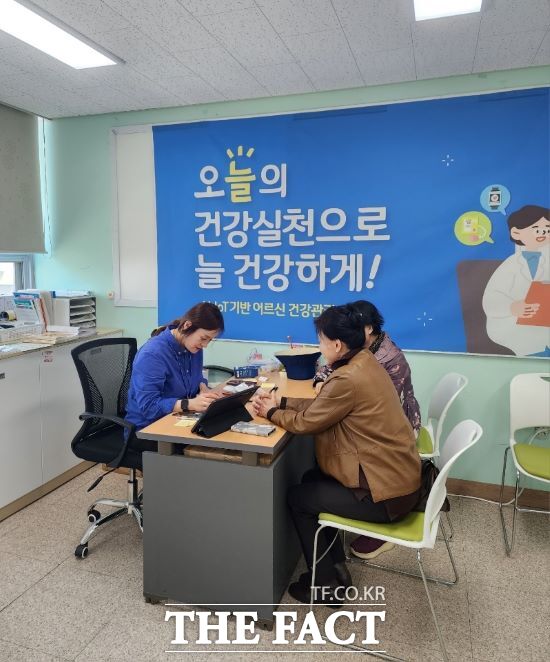 안성시가 인공지능·사물인터넷(AI·IoT) 기반 노인 건강관리 사업을 추진한다. /안성시