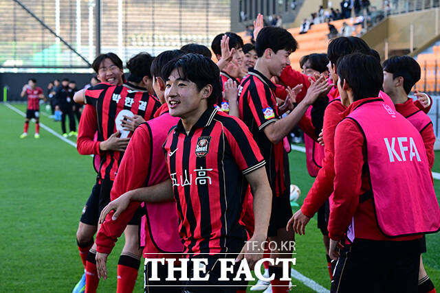 이날 FC서울 유스 18세 이하(U-18)에서 서울오산고가 U-18 전주영생고를 6-1로 격파하고 우승컵을 차지했다. 사진은 서울오산고 이서현(가운데)이 득점 후 기뻐하는 모습.
