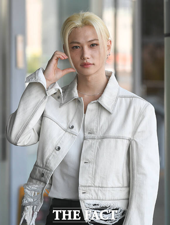 그룹 스트레이 키즈(Stray Kids)의 필릭스가 7일 오후 중국 베이징에서 열리는 '탬버린즈 베이징 타이쿠리 플래그십 스토어 & 선샤인 팝업 스토어' 행사 참석차 김포국제공항을 통해 출국하며 포즈를 취하고 있다. /김포국제공항=박상민 기자