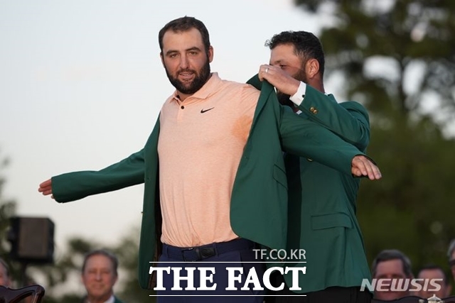 마스터스는 우승자에게 전년도 챔피언이 그린 재킷을 입혀주는 전통이 있다. 2024년 대회에서 우승한 스코티 셰플러(왼쪽)에게 존 람이 재킷을 입혀주고 있는 모습./AP.뉴시스