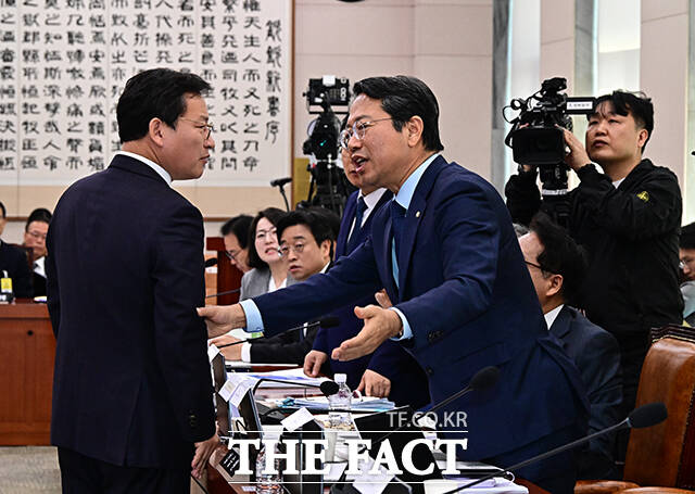 항의하는 김형동 국민의힘 의원과 대화하는 김승원 더불어민주당 의원.
