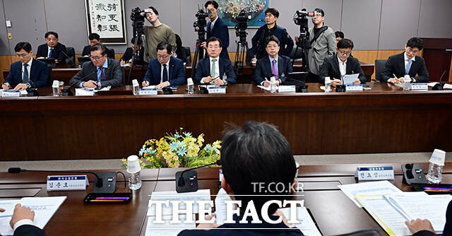 이억원 금융위원장이 7일 오후 서울 종로구 정부서울청사에서 열린 중동상황 피해업종 관련 산업-금융권 간담회에 참석해 모두발언을 하고 있다. /임영무 기자