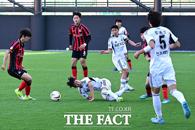 이날 FC서울 유스 18세 이하(U-18)에서 서울오산고가 U-18 전주영생고를 6-1로 격파하고 우승컵을 차지했다. 사진은 서울오산고 이서현(가운데)이 득점 후 기뻐하는 모습.