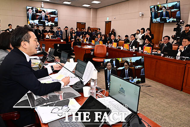 의사진행 발언하는 전용기 더불어민주당 의원.