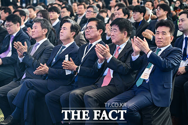 이날 개관식에 참석한 내빈들이 KFA 스타디움 앞에서 기념촬영 하는 모습. /천안=남윤호 기자