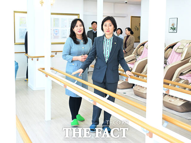 이스란 보건복지부 제1차관이 7일 오후 서울 도봉구 성심데이케어센터를 방문해 시설을 살펴보고 있다. /이새롬 기자