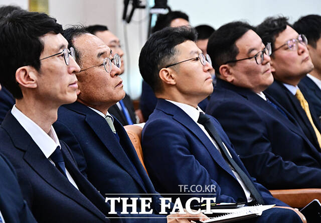 강백신 대구고검 검사(왼쪽)와 엄희준 광주고검 검사가 7일 오후 서울 여의도 국회에서 열린 윤석열 정권 정치검찰 조작기소 의혹 사건 진상규명 국정조사특별위원회 전체회의에 출석해 질의에 답변을 하고 있다. /국회=배정한 기자