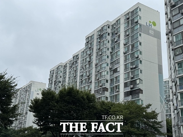 2만4000여 가구에 달하는 경기도 광명시 하안주공아파트에서 시공사 선정에 나서는 단지가 나오는 등 재건축에 속도가 붙었다. 사진은 하안주공4단지. /황준익 기자