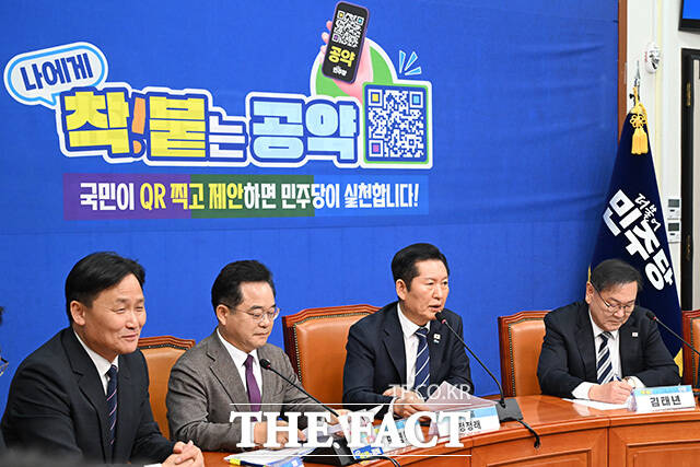 '착!붙 공약 프로젝트 2호·3호 공약 발표'에서 모두발언 하는 정 대표.