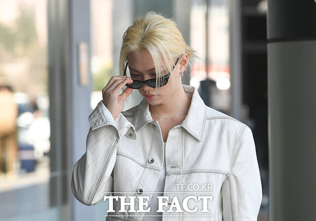 그룹 스트레이 키즈(Stray Kids)의 필릭스가 7일 오후 중국 베이징에서 열리는 '탬버린즈 베이징 타이쿠리 플래그십 스토어 & 선샤인 팝업 스토어' 행사 참석차 김포국제공항을 통해 출국하며 포즈를 취하고 있다. /김포국제공항=박상민 기자