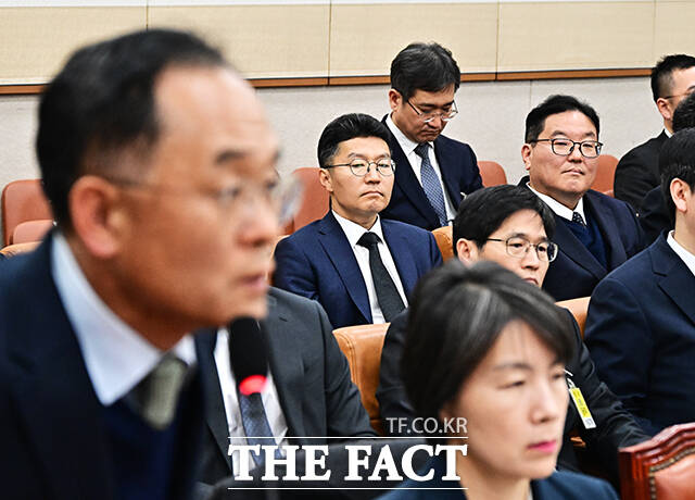 강백신 대구고검 검사(왼쪽)와 엄희준 광주고검 검사가 7일 오후 서울 여의도 국회에서 열린 윤석열 정권 정치검찰 조작기소 의혹 사건 진상규명 국정조사특별위원회 전체회의에 출석해 질의에 답변을 하고 있다. /국회=배정한 기자