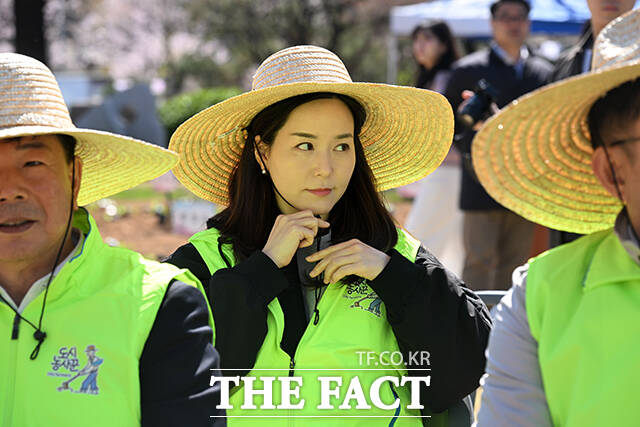 이주영 개혁신당 의원이 7일 오전 서울 여의도 국회 헌정회 앞 텃밭에서 열린 2026년 국회 생생텃밭 개장식에 참석해 텃밭에 모종을 심고 있다. /국회=서예원 기자