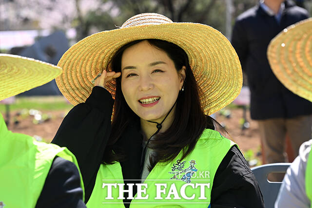 이주영 개혁신당 의원이 7일 오전 서울 여의도 국회 헌정회 앞 텃밭에서 열린 2026년 국회 생생텃밭 개장식에 참석해 텃밭에 모종을 심고 있다. /국회=서예원 기자