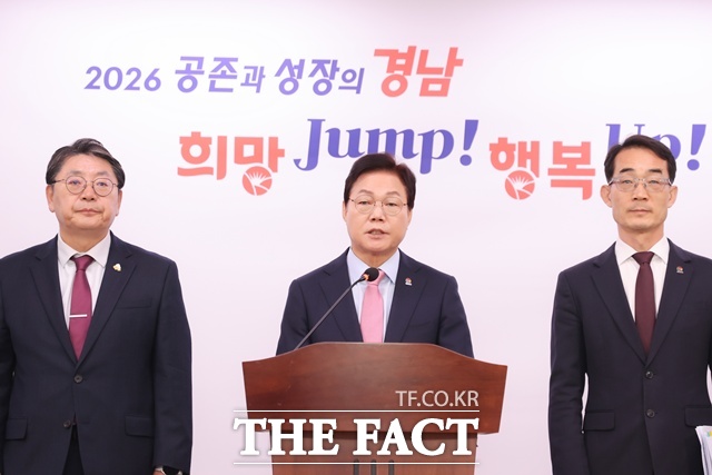 박완수(가운데) 경남도지사가 김해 화목동 일대 국제비즈니스 도시 조성 관련 브리핑을 하고 있다. /창원=이경구 기자