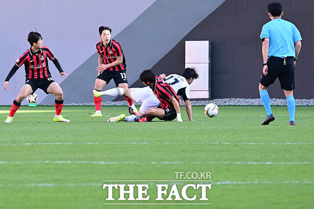 이날 FC서울 유스 18세 이하(U-18)에서 서울오산고가 U-18 전주영생고를 6-1로 격파하고 우승컵을 차지했다. 사진은 서울오산고 이서현(가운데)이 득점 후 기뻐하는 모습.