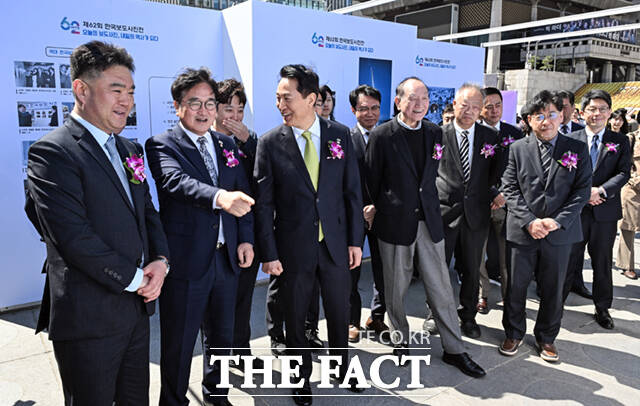 이호재 한국사진기자협회장과 우원식 국회의장, 이준석 개혁신당 대표, 오세훈 서울시장 등 내빈들이 7일 서울 광화문광장 놀이마당에서 열린 제62회 한국 보도사진전 개막식을 마친 뒤 전시된 보도사진을 바라보고 있다. / 사진공동취재단