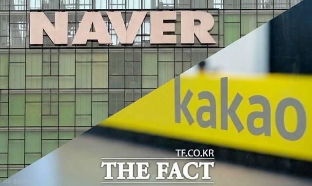 한국거래소에 따르면 네이버와 카카오 주가는 3월부터 우하향 그래프를 이어가면서 저점 수준에 머물러 있다. /더팩트 DB