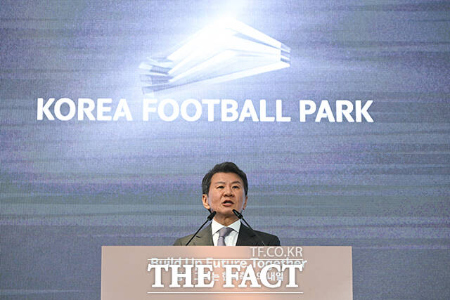 이날 개관식에 참석한 내빈들이 KFA 스타디움 앞에서 기념촬영 하는 모습. /천안=남윤호 기자