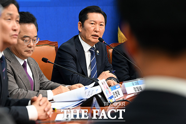 '착!붙 공약 프로젝트 2호·3호 공약 발표'에서 모두발언 하는 정 대표.