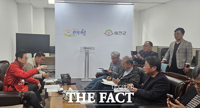 7일 이철우 경북도지사 예비후보가 예천군청을 찾아 기자간담회를 열고 북부권 발전 방향과 예천군 맞춤형 공약을 발표하고 있다. /김성권 기자