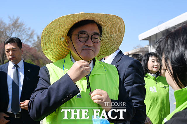 우원식 국회의장(가운데)을 비롯한 참석자들이 7일 오전 서울 여의도 국회 헌정회 앞 텃밭에서 열린 2026년 국회 생생텃밭 개장식에 참석해 기념 촬영을 하고 있다. /국회=서예원 기자