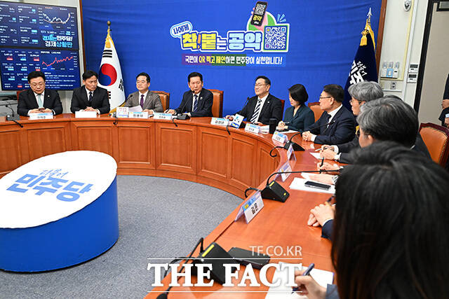 '착!붙 공약 프로젝트 2호·3호 공약 발표'에서 모두발언 하는 정 대표.