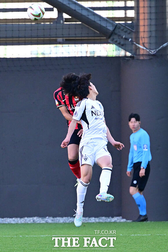 이날 FC서울 유스 18세 이하(U-18)에서 서울오산고가 U-18 전주영생고를 6-1로 격파하고 우승컵을 차지했다. 사진은 서울오산고 이서현(가운데)이 득점 후 기뻐하는 모습.