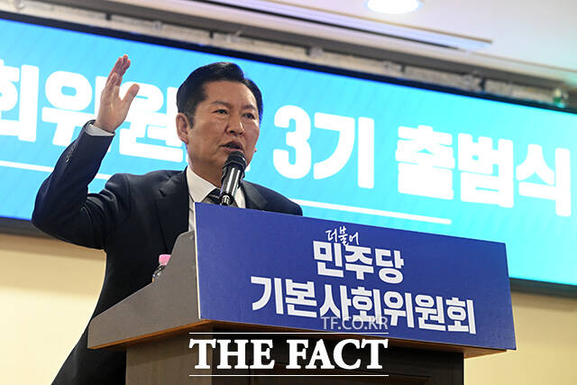 정청래 더불어민주당 대표(가운데)를 비롯한 참석자들이 7일 오전 서울 여의도 국회 의원회관에서 열린 민주당 기본사회위원회 3기 출범식에서 손피켓을 들고 구호를 외치고 있다. /국회=서예원 기자