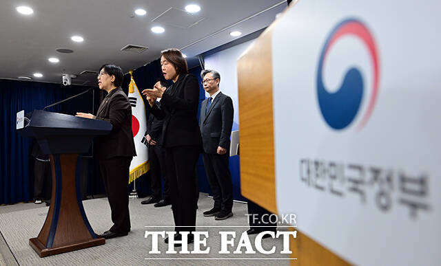 정은경 보건복지부 장관이 7일 오전 서울 종로구 정부서울청사에서 의료제품 수급 대응 방안을 브리핑 하고 있다. /임영무 기자