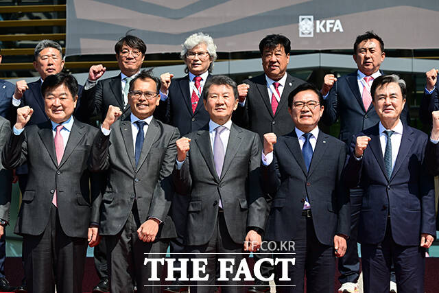 이날 개관식에 참석한 내빈들이 KFA 스타디움 앞에서 기념촬영 하는 모습. /천안=남윤호 기자