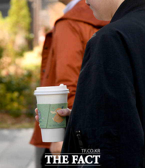 아침 기온이 5~10도가량 큰 폭으로 떨어진 7일 오전 서울 종로구 광화문 네거리에서 시민들이 두터운 외투를 입고 출근하고 있다. /박상민 기자