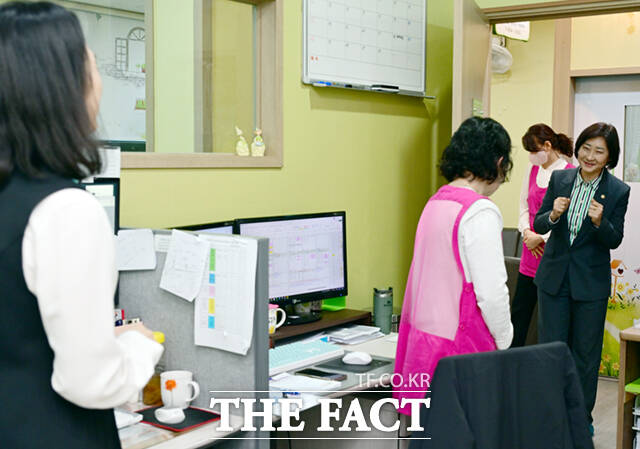 이스란 보건복지부 제1차관이 7일 오후 서울 도봉구 성심데이케어센터를 방문해 시설을 살펴보고 있다. /이새롬 기자