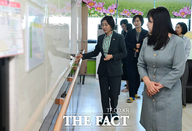 이스란 보건복지부 제1차관이 7일 오후 서울 도봉구 성심데이케어센터를 방문해 시설을 살펴보고 있다. /이새롬 기자