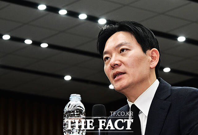 ‘쌍방울 대북 송금 사건’을 수사했던 박상용 인천지방검찰청 부부장검사가 7일 오전 서울 여의도 국회에서 열린 ‘민주당의 공소취소,재판조작 진상규명 청문회’에 참석해 질의에 답변을 하고 있다. /배정한 기자