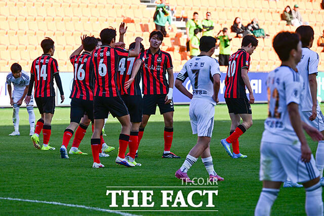 이날 FC서울 유스 18세 이하(U-18)에서 서울오산고가 U-18 전주영생고를 6-1로 격파하고 우승컵을 차지했다. 사진은 서울오산고 이서현(가운데)이 득점 후 기뻐하는 모습.