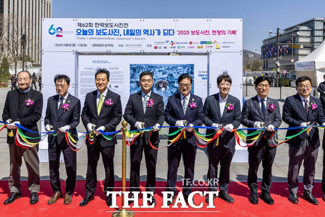7일 서울 종로구 광화문 광장에서 열린 제62회 한국보도사진전 ‘오늘의 보도사진, 내일의 역사가 되다’ 개막식에서 참석자들이 개막을 알리는 커팅식을 하고 있다. 왼쪽부터 김효재 한국언론진흥재단 이사장, 이규연 청와대 홍보수석, 오세훈 서울시장, 이호재 한국사진기자협회장, 우원식 국회의장, 이준석 개혁신당 당대표, 더불어민주당 대변인인 박해철 의원, 박종현 한국기자협회장. /사진공동취재단