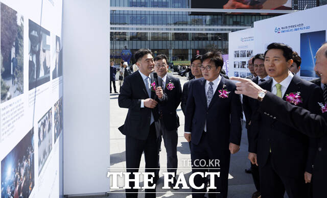 이호재 한국사진기자협회장이 우원식 국회의장, 오세훈 서울시장 등 내빈들에게 전시 작품을 설명하고 있다.