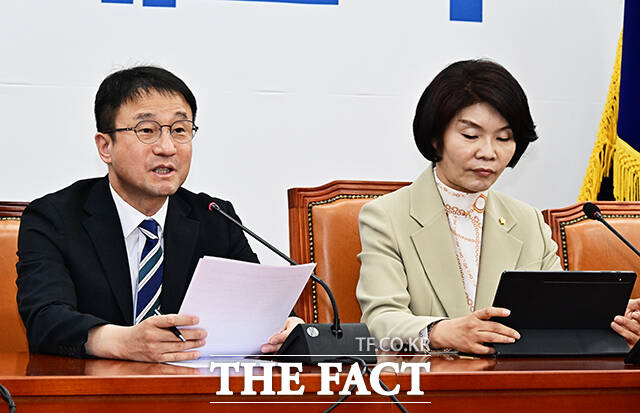 한병도 더불어민주당 원내대표(가운데)가 7일 오전 서울 여의도 국회에서 열린 원내대책회의에 참석해 모두발언을 하고 있다. /국회=배정한 기자