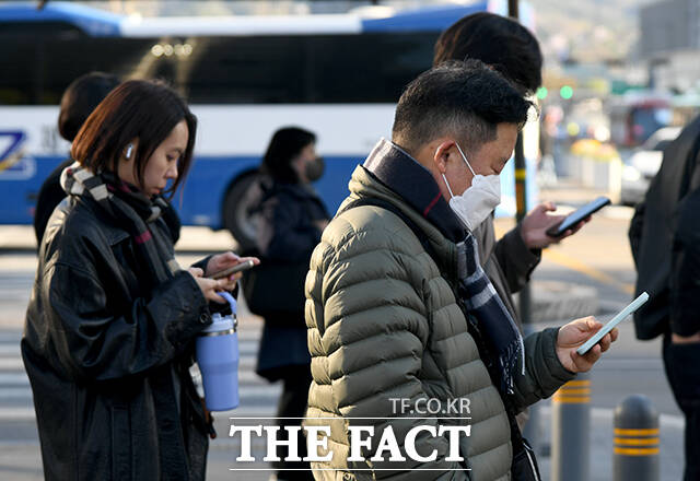 아침 기온이 5~10도가량 큰 폭으로 떨어진 7일 오전 서울 종로구 광화문 네거리에서 시민들이 두터운 외투를 입고 출근하고 있다. /박상민 기자