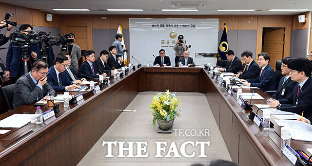 이억원 금융위원장이 7일 오후 서울 종로구 정부서울청사에서 열린 중동상황 피해업종 관련 산업-금융권 간담회에 참석해 모두발언을 하고 있다. /임영무 기자