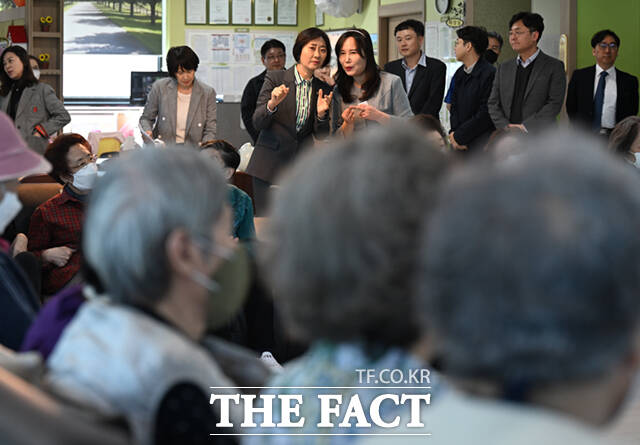 이스란 보건복지부 제1차관이 7일 오후 서울 도봉구 성심데이케어센터를 방문해 시설을 살펴보고 있다. /이새롬 기자